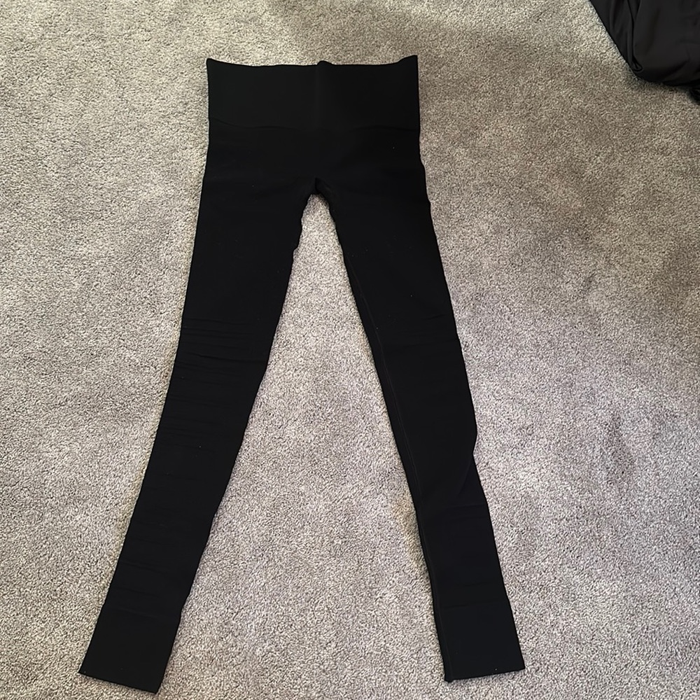 Maternity stretch leggings by Blanqi